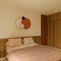 Atmosfer zen ala Jepang terasa kuat berkat interior rumah yang didominasi kayu. Namun menurut Citra, sumber inspirasi terbesar justru datang dari negeri sendiri. (Foto: YouTube/CikyCitraRezky)