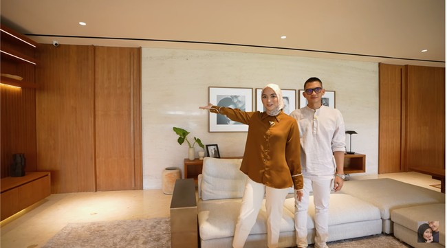 Panel-panel kayu menjadi bagian krusial dari penghias rumah. Namun, beberapa di antaranya justru berfungsi sebagai pintu ‘rahasia’. “Ini adalah pintu kamuflase, kita dorong, dan ini kamar tamu,” ujar Citra. (Foto: YouTube/CikyCitraRezky)