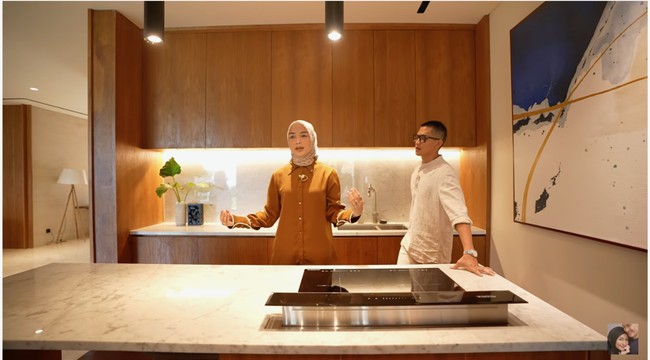 Meski Citra dan Rezky jarang memasak, dapur menjadi salah satu tempat favorit keduanya. Area dilengkapi peralatan masak terdepan, mulai dari kompor induksi hingga pengisap asap yang muncul dari balik kompor secara otomatis. (Foto: YouTube/CikyCitraRezky)
