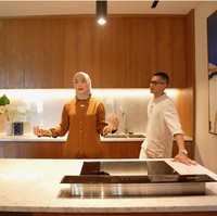 Meski Citra dan Rezky jarang memasak, dapur menjadi salah satu tempat favorit keduanya. Area dilengkapi peralatan masak terdepan, mulai dari kompor induksi hingga pengisap asap yang muncul dari balik kompor secara otomatis. (Foto: YouTube/CikyCitraRezky)