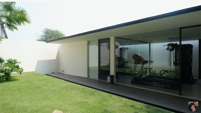 Berbagai fasilitas turut melengkapi rumah milik pasangan yang telah dikaruniai satu anak ini. Mulai dari kolam renang, gym, hingga tempat khusus lima kucing mereka. (Foto: YouTube/CikyCitraRezky)