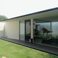 Berbagai fasilitas turut melengkapi rumah milik pasangan yang telah dikaruniai satu anak ini. Mulai dari kolam renang, gym, hingga tempat khusus lima kucing mereka. (Foto: YouTube/CikyCitraRezky)