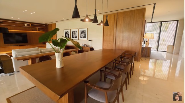“Konsep (rumah) tropical, terinspirasi dari rumah-rumah di Bali. Halamannya luas, hijau, dan serba kayu. Warnanya juga aku banget, serba coklat dan beige,” kata aktris yang mengawali karier sebagai model itu. (Foto: YouTube/CikyCitraRezky)