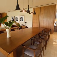 “Konsep (rumah) tropical, terinspirasi dari rumah-rumah di Bali. Halamannya luas, hijau, dan serba kayu. Warnanya juga aku banget, serba coklat dan beige,” kata aktris yang mengawali karier sebagai model itu. (Foto: YouTube/CikyCitraRezky)