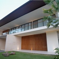 Inilah tampak depan rumah Rezky Aditya dan Citra Kirana. Aura kemewahan sudah terpancar lewat fasad bergaya modern dengan material marmer yang mendominasi, dipermanis sentuhan kayu. Halamannya pun luas. (Foto: YouTube/CikyCitraRezky)