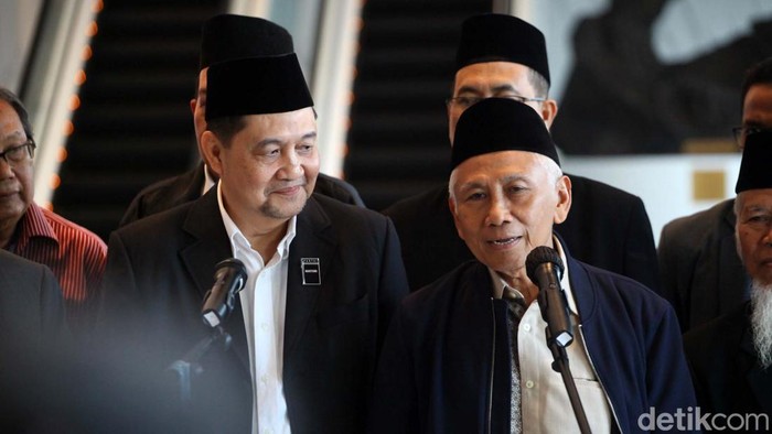 Ketum Partai Masyumi Ahmad Yani dan Ketua DPP NasDem Effendi Choirie (Gus Choi) memberikan keterangan pers usai pertemuan di NasDem Tower, Jakarta, Selasa (5/9/2023). Masyumi menyebut membentuk satgas pemenangan bacapres Anies Baswedan.