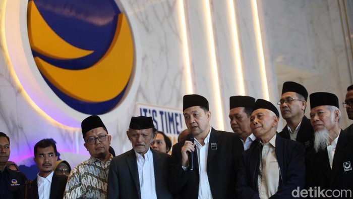 Ketum Partai Masyumi Ahmad Yani dan Ketua DPP NasDem Effendi Choirie (Gus Choi) memberikan keterangan pers usai pertemuan di NasDem Tower, Jakarta, Selasa (5/9/2023). Masyumi menyebut membentuk satgas pemenangan bacapres Anies Baswedan.