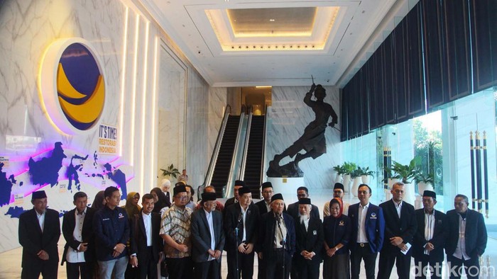 Sambangi NasDem Tower, Masyumi Sebut Bikin Satgas Pemenangan Anies Ketum Partai Masyumi Ahmad Yani dan Ketua DPP NasDem Effendi Choirie (Gus Choi) memberikan keterangan pers usai pertemuan di NasDem Tower, Jakarta, Selasa (5/9/2023). Masyumi menyebut membentuk satgas pemenangan bacapres Anies Baswedan.