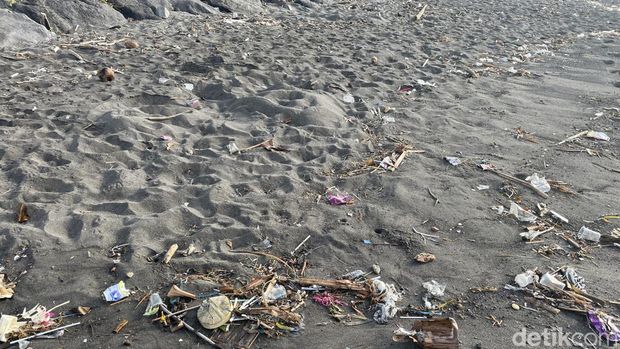 Sampah bertebaran di Pantai Padang Galak, Denpasar