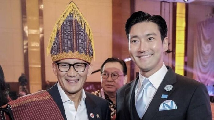 Sandiaga mengenakan ulos di acara Gala Dinner ASEAN Business Awards di Jakarta.