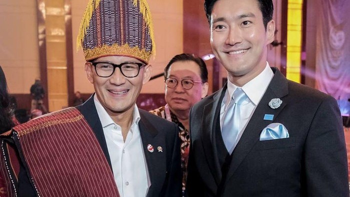 Sandiaga Uno berfoto dengan Siwon Choi
