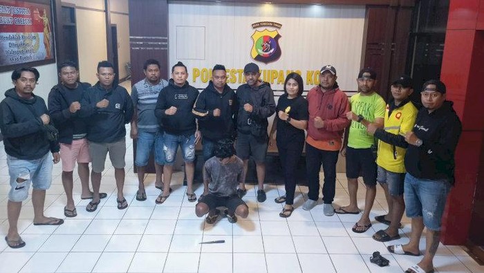 Satreskrim Polresta Kupang Kota menangkap seorang remaja bernama Narko setelah menikam seorang pemotor di Jalan Farmasi, Kelurahan Liliba, Kecamatan Oebobo, Kota Kupang, NTT, Selasa dini hari (5/9/2023). (Dokumen Polresta Kupang Kota)