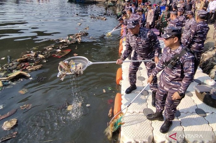 Sebanyak 13.500 personel TNI AL dikerahkan membersihkan sungai dalam Program Kali Bersih (Prokasih) 2023 yang dilakukan secara serentak di Indonesia. (Antara/bag)