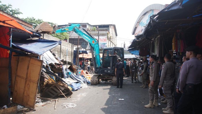 Sejumlah lapak PKL di Jalan Nyi Raja Permas Kota Bogor dibongkar Satpol PP. Lokasi itu akan dibangun jalur pedestrian menuju Alun-alun dan Stasiun Bogor. (dok Istimewa)