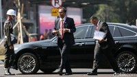 Menko Polhukam Mahfud Md berjalan menuju lokasi KTT ASEAN setelah turun dari mobilnya. 