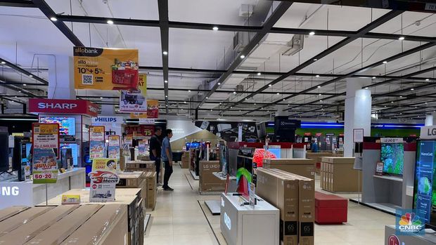 Sejumlah pengunjung melihat produk di Transmart Cempaka Putih, saat diskon Transmart Full Day Sale, Jakarta, Selasa (5/9/2023). (CNBC Indonesia/Teti Purwanti)