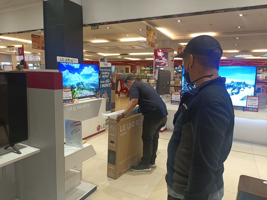 Sejumlah pengunjung melihat TV selama promo yang kembali hadir di Transmart menghadirkan full day sale. (CNBC Indonesia/Martyasari Rizky)
