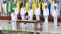 Pelantikan diawali dengan menyanyikan lagu Indonesia Raya. Setelah itu, acara dilanjutkan dengan pembacaan keputusan presiden tentang pemberhentian dengan hormat terhadap Gubernur dan Wakil Gubernur Jawa Barat, Jawa Tengah, Sumatera Utara, Bali, Papua, NTT, Kalimantan Barat, Sulawesi Tenggara, dan Sulawesi Selatan. Kemudian, sembilan penjabat gubernur itu maju ke depan. Tito lalu membimbing pengucapan sumpah jabatan yang diikuti oleh sembilan penjabat gubernur itu.  