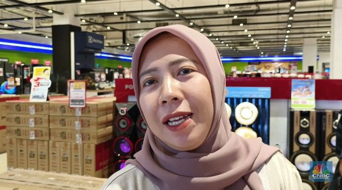 Seorang pengunjung memboyong TV selama promo diskon besar-besaran hingga 50% + 20% hadir kembali di Transmart. (CNBC Indonesia/Martyasari Rizky)