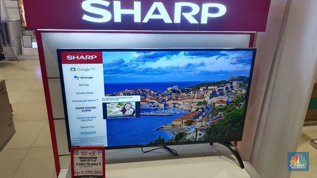 Seorang pengunjung memboyong TV selama promo diskon besar-besaran hingga 50% + 20% hadir kembali di Transmart. (CNBC Indonesia/Martyasari Rizky)