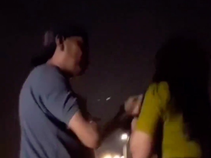 Seorang wanita berinisial M dianiaya pria diduga preman berinisial N di Kramat Jati, Jakarta Timur (Jaktim). Kasus telah diakhiri dengan damai. (Tangkapan layar video viral)