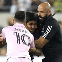 Selain pernah jadi tentara, pria tersebut siap menjaga Messi dengan kemampuannya dalam bela diri campuran, taekwondo, dan tinju. Foto: AP/Mark J. Terrill