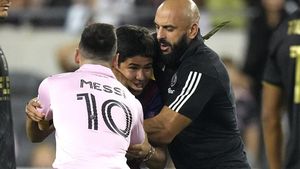 Sigapnya Bodyguard Messi, Tangkap Fans yang Terobos Lapangan