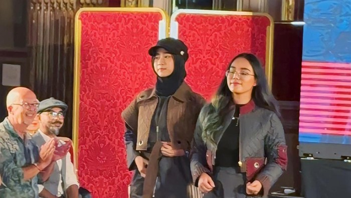 SIswa SMK Balikpapan membawa busaha hasil mereka ke fashion week di Paris