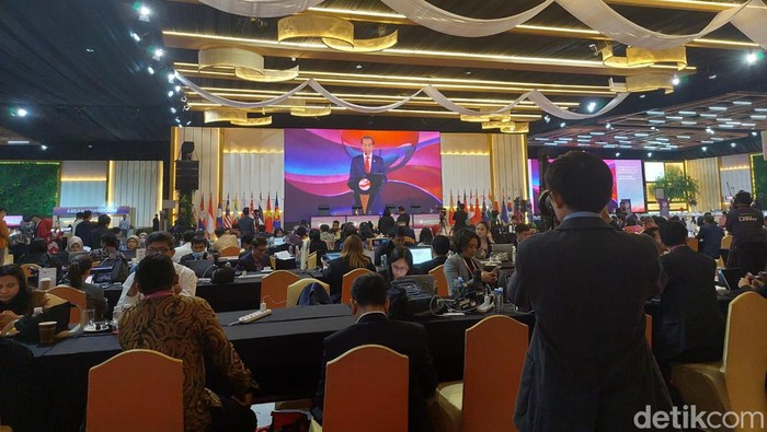 Suasana Kesibukan Media Center di Hari Pertama Pembukaan KTT ASEAN ke-43