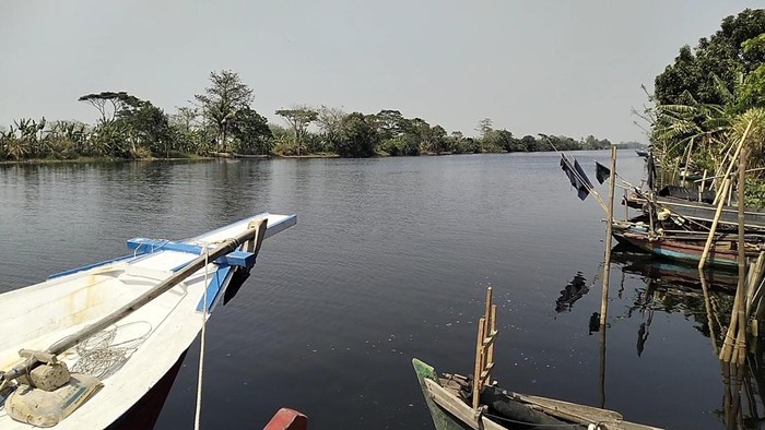 Sungai Ciujung Serang Menghitam (Bahtiar/detikcom)