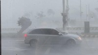 Seperti dilansir CNN, Senin (4/9/2023), laporan Biro Cuaca Pusat Taiwan menyebut topan Haikui menerjang area sepanjang kota pesisir Donghae pada Minggu (3/9) sore, sekitar pukul 15.40 waktu setempat. Topan itu terpantau meninggalkan wilayah Taiwan pukul 20.00 waktu setempat. (instagram@shawnchai.sc/via REUTERS)  