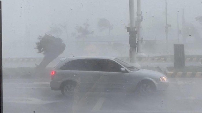Strong winds amid Typhoon Haikui cause a car to roll backwards, in Taitung, Taiwan September 3, 2023 in this screen grab obtained from social media video. instagram@shawnchai.sc/via REUTERS  THIS IMAGE HAS BEEN SUPPLIED BY A THIRD PARTY. MANDATORY CREDIT. NO RESALES. NO ARCHIVES.