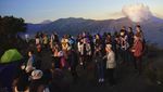 Semringah Wisatawan Nikmati Keindahan Bromo