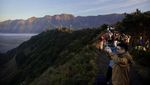 Semringah Wisatawan Nikmati Keindahan Bromo
