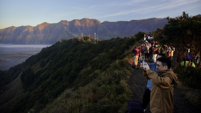 Sejumlah wisatawan saat mengunjungi Bukit Mentigen di Kawasan Taman Nasional Bromo Tengger Semeru (TNBTS), Probolinggo, Jawa Timur, Selasa (5/9/2023). Menurut Badan Pusat Statistik Jatim (BPS), jumlah kunjungan wisatawan mancanegara (Wisman) di Jawa Timur pada bulan Juli 2023 naik sebesar 233,55 persen dibandingkan pada  bulan Juli 2022 yang berjumlah 6.087 kunjungan. ANTARA FOTO/Irfan Sumanjaya/YU