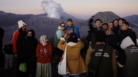 Sejumlah wisatawan saat mengunjungi Bukit Mentigen di Kawasan Taman Nasional Bromo Tengger Semeru (TNBTS), Probolinggo, Jawa Timur, Selasa (5/9/2023). 