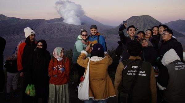 Semringah Wisatawan Nikmati Keindahan Bromo