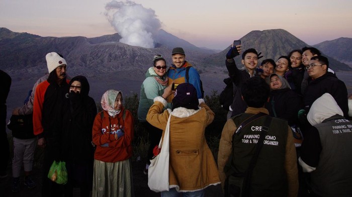 Sejumlah wisatawan saat mengunjungi Bukit Mentigen di Kawasan Taman Nasional Bromo Tengger Semeru (TNBTS), Probolinggo, Jawa Timur, Selasa (5/9/2023). Menurut Badan Pusat Statistik Jatim (BPS), jumlah kunjungan wisatawan mancanegara (Wisman) di Jawa Timur pada bulan Juli 2023 naik sebesar 233,55 persen dibandingkan pada  bulan Juli 2022 yang berjumlah 6.087 kunjungan. ANTARA FOTO/Irfan Sumanjaya/YU