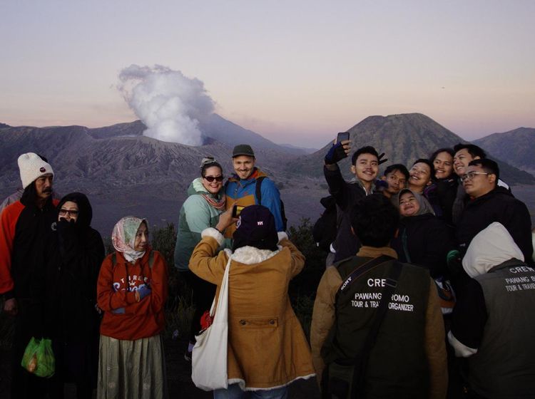 Semringah Wisatawan Nikmati Keindahan Bromo