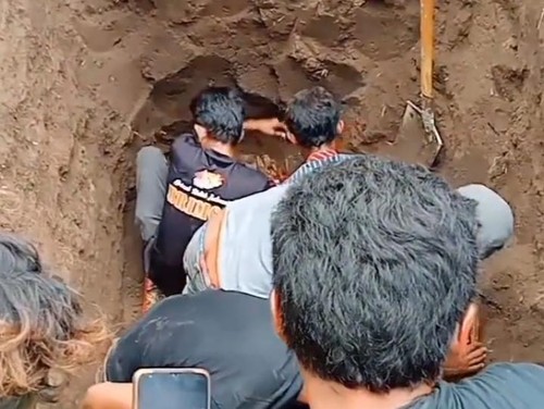 Tangkapan layar video saat warga membongkar sebuah makam di Desa Tolotangga, Kecamatan Monta, Kabupaten Bima, Nusa Tenggara Barat (NTB).