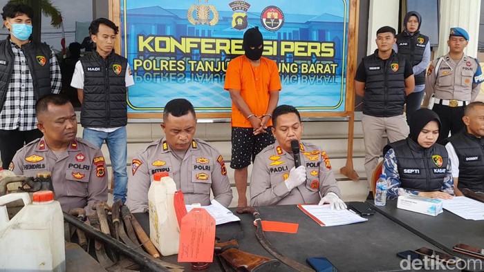 Polres Tanjab Barat menangkap salah satu pembakar lahan.