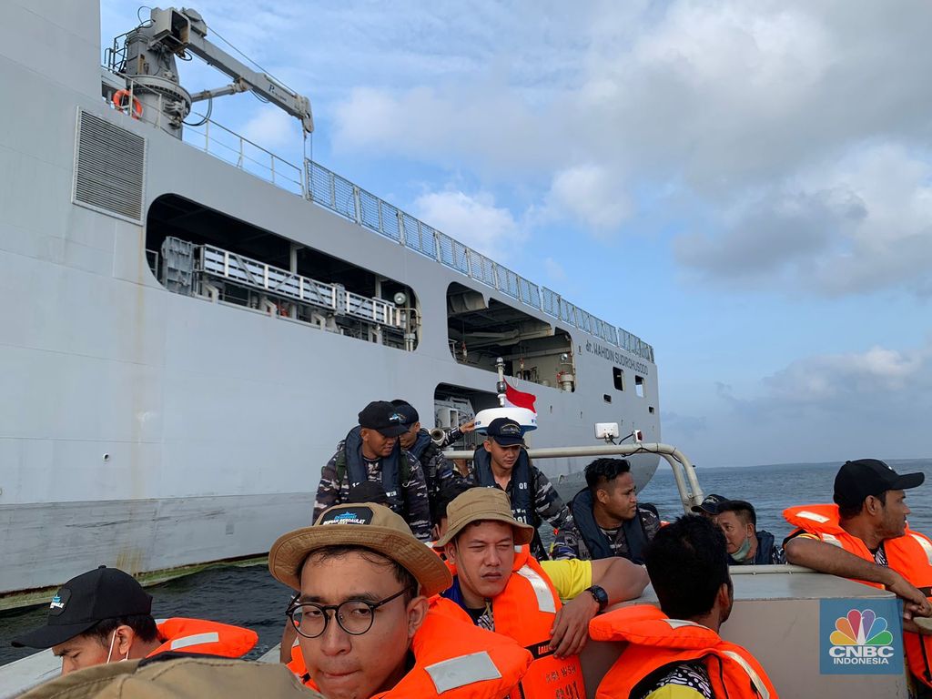 Tim ekspedisi rupiah berdaulat BI tiba di pulau Larat, Kabupaten Kepulauan Tanimbar, Maluku. Pulau terluar berbatasan dengan Australia. (CNBC Indonesia/Makel Jefriando)