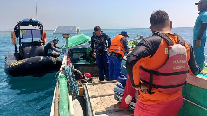 Tim SAR gabungan melakukan pencarian terhadap salah seorang nelayan yang tenggelam di perairan Nisa Peka Sape Bugis, Bima, Nusa Tenggara Barat (NTB). (Foto: Istimewa)