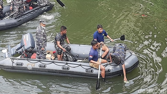 TNI AL membersihkan Sungai Remu, Kota Sorong, Papua Barat Daya.