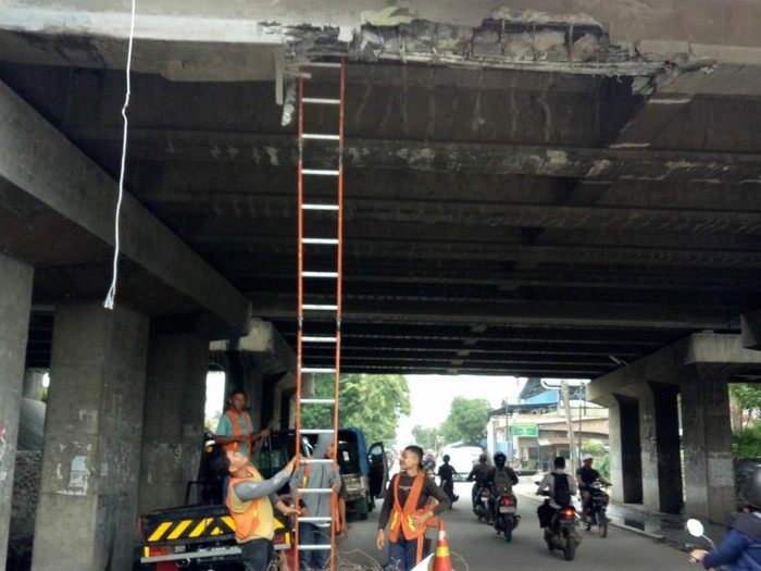 Tol rusak di Medan membuat warga luka karena tertimpa meterial yang jatuh