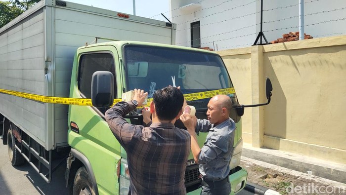 Truk yang dimodifikasi untuk menimbun BBM oleh perusahaan Bus Sudiro Tungga Jaya.