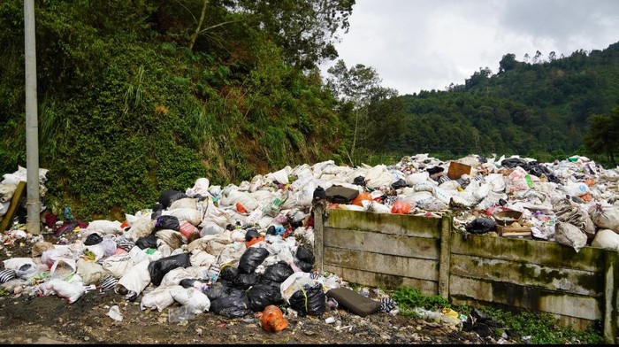 Tumpukan sampah di sekitar area Kawah Sikidang, Dieng, Banjarnegara.