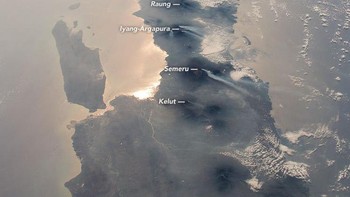 Penampakan pulau Jawa, Bali dan Lombok di atasnya. Foto: ESA/NASA  