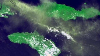 Gambar yang diambil oleh satelit mini Proba EVA milik ESA ini menampakkan pulau Sangeang dengan gunung apinya Sangeang Api. Foto: ESA/NASA  