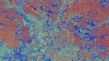 Foto ini menampakkan wilayah Kalimantan dan diambil dari satelit Sentinel-1A dari European Space Agency pada tahun 2015. Terlihat sungai Sampit, permukaan di sekeliling terlihat dengan warna-warna berbeda tergantung apa yang ada di atas. Misalnya warna orange menunjukkan tanaman yang berusia lebih muda. Foto: ESA/NASA